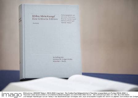 Das Institut fuer Zeitgeschichte in Muenchen praesentierte am Freitag (08.01.2016) in Muenchen seine wissenschaftlich kommentierte Gesamtausgabe von Adolf Hitlers Mein Kampf . Das zweibaendige Werk mit mehr als 2.000 Seiten und farbigen Abbildungen soll ab Freitag in den Buchhandlungen verfuegbar sein. Auch eine digitale Ausgabe der Edition ist geplant. Dem Institut fuer Zeitgeschichte zufolge ist Hitlers Hetzschrift in einem grossangelegten Forschungsprojekt umfassend aufbereitet worden. Die kritische Edition ordne die historischen Fakten ein und erklaere den Entstehungskontext. Derzeit wird diskutiert, ob die kommentierte Mein Kampf -Ausgabe auch im Schulunterricht verwendet werden soll. Mein Kampf von Adolf Hitler wurde bis 1945 mehr als zwoelf Millionen Mal gedruckt. Nach Ende des Zweiten Weltkriegs hatte der Freistaat Bayern die Rechte an dem Buch inne und konnte so Nachdrucke Copyright: epd-bild mck EDITORIAL USE ONLY