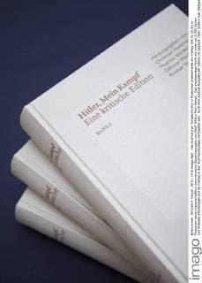 Das Institut fuer Zeitgeschichte in Muenchen praesentierte am Freitag (08.01.2016) in Muenchen seine wissenschaftlich kommentierte Gesamtausgabe von Adolf Hitlers Mein Kampf . Das zweibaendige Werk mit mehr als 2.000 Seiten und farbigen Abbildungen soll ab Freitag in den Buchhandlungen verfuegbar sein. Auch eine digitale Ausgabe der Edition ist geplant. Dem Institut fuer Zeitgeschichte zufolge ist Hitlers Hetzschrift in einem grossangelegten Forschungsprojekt umfassend aufbereitet worden. Die kritische Edition ordne die historischen Fakten ein und erklaere den Entstehungskontext. Derzeit wird diskutiert, ob die kommentierte Mein Kampf -Ausgabe auch im Schulunterricht verwendet werden soll. Mein Kampf von Adolf Hitler wurde bis 1945 mehr als zwoelf Millionen Mal gedruckt. Nach Ende des Zweiten Weltkriegs hatte der Freistaat Bayern die Rechte an dem Buch inne und konnte so Nachdrucke Copyright: epd-bild mck EDITORIAL USE ONLY