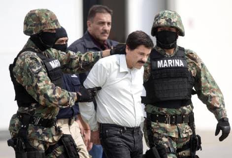 Drogenboss El Chapo Guzman in Mexiko gefasst -- MEXICO CITY -- File photo taken on Feb. 22, 2014 shows members of Mexican Navy guarding Joaquin Guzman Loera (C, front), alias El Chapo , during his presentation to media in Mexico City, capital of Mexico. Fugitive drug kingpin Joaquin El Chapo Guzman has been recaptured months after his prison escape, President Enrique Pena Nieto said on Jan. 8, 2016. ) (fnc) MEXICO-MEXICO CITY-GUZMAN LOERA-RECAPTURE DavidxdexlaxPaz 
