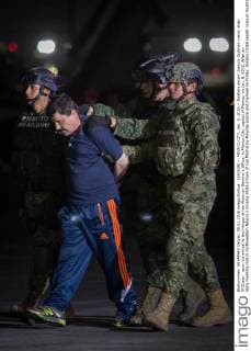 (160109) -- MEXICO CITY, Jan. 8, 2016 -- Soldiers escort Joaquin Guzman Loera, alias El Chapo , upon his arrival to the hangar of the Attorney General s Office, in Mexico City, capital of Mexico, on Jan. 8, 2016. After an early morning raid in northwestern Mexico s Sinaloa State s town of Los Mochis by Mexican police and marines on Friday, Sinaloa Cartel leader Joaquin Guzman Loera was recaptured, six months after his second prison break. ) MEXICO-MEXICO CITY-SECURITY-GUZMAN LOERA-RECAPTURE PedroxMera