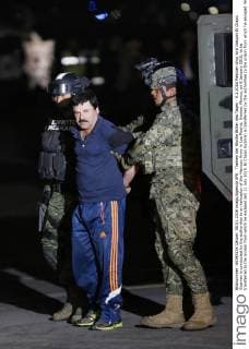 Themen der Woche Bilder des Tages - 9.1.2016 Mexican drug lord Joaquin El Chapo Guzman is conducted by the authorities to an helicopter of the Mexican Army in Los Mochis, Sinaloa, Mexico, on 8 January 2016, to be transferred to the proson from which he escaped last 11 July 2015. El Chapo Guzman is transferred by the authorities to the prison from which he escaped !ACHTUNG: NUR REDAKTIONELLE NUTZUNG!  MEX30 20160109-635879158947390862