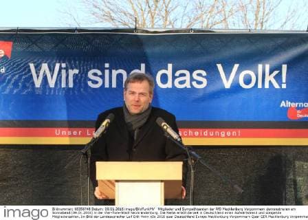 Mitglieder und Sympathisanten der AfD Mecklenburg Vorpommern demonstrieren am Sonnabend (09.01.2016) in der Vier-Tore-Stadt Neubrandenburg. Die Partei erlebt derzeit in Deutschland einen Aufwärtstrend und steigende Mitgliederzahlen. Im Bild der Landessprecher Leif Erik Holm