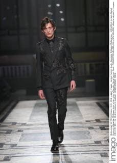 London Fashion Week: Alexander McQueen Modenschau . 10 01 2016. London, United Kingdom. Alexander McQueen show on day three of London Men s Fashion Week .  xStephenxLockx xi-Imagesx IIM-11707-0015