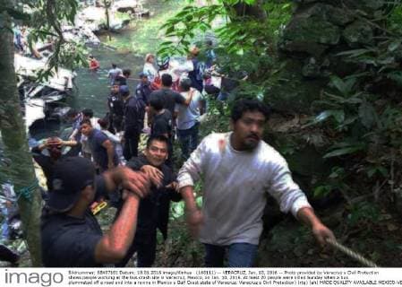 (160111) -- VERACRUZ, Jan. 10, 2016 -- Photo provided by Veracruz s Civil Protection shows people working at the bus crash site in Veracruz, Mexico, on Jan. 10, 2016. At least 20 people were killed Sunday when a bus plummeted off a road and into a ravine in Mexico s Gulf Coast state of Veracruz. Veracruz s Civil Protection) (rtg) (ah) MADE QUALITY AVAILABLE MEXICO-VERACRUZ-BUS ACCIDENT VERACRUZ CIVILxPROTECTION 