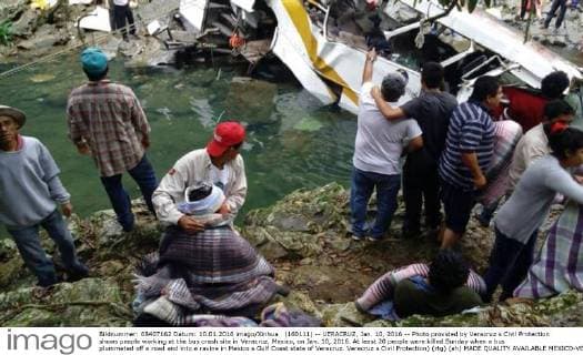 (160111) -- VERACRUZ, Jan. 10, 2016 -- Photo provided by Veracruz s Civil Protection shows people working at the bus crash site in Veracruz, Mexico, on Jan. 10, 2016. At least 20 people were killed Sunday when a bus plummeted off a road and into a ravine in Mexico s Gulf Coast state of Veracruz. Veracruz s Civil Protection) (rtg) (ah) MADE QUALITY AVAILABLE MEXICO-VERACRUZ-BUS ACCIDENT VERACRUZ CIVILxPROTECTION 