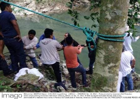 (160111) -- VERACRUZ, Jan. 10, 2016 -- Photo provided by Veracruz s Civil Protection shows people working at the bus crash site in Veracruz, Mexico, on Jan. 10, 2016. At least 20 people were killed Sunday when a bus plummeted off a road and into a ravine in Mexico s Gulf Coast state of Veracruz. Veracruz s Civil Protection) (rtg) (ah) MADE QUALITY AVAILABLE MEXICO-VERACRUZ-BUS ACCIDENT VERACRUZ CIVILxPROTECTION 