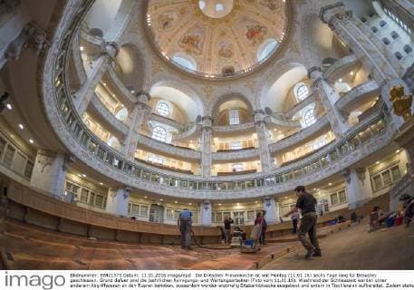 Die Dresdner Frauenkirche ist seit Montag (11.01.16) sechs Tage lang für Besucher geschlossen. Grund dafuer sind die jaehrlichen Reinigungs- und Wartungsarbeiten (Foto vom 11.01.16). Waehrend der Schliesszeit werden unter anderem Abgriffspuren an den Tueren behoben, ausserdem werden erstmalig Sitzbankbloecke ausgebaut und extern in Tischlereien aufbereitet. Zudem stehen Reinigungsarbeiten auf dem Programm. Die Kosten der Wartungsarbeiten allein an diesen sechs Tagen beziffert die Stiftung Frauenkirche auf rund 40.000 Euro. Seit der Weihe nach dem Wiederaufbau im Oktober 2005 haben mehr als 20 Millionen Menschen die Frauenkirche besucht. Jaehrliche Schliessung zur Reinigung der Dresdner Frauenkirche Copyright: epd-bild MatthiasxRietschel EDITORIAL USE ONLY