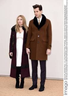 Josephine de La Baume mit Ehemann Mark Ronson bei der Burberry Menswear A W 16 Fashion Show im Perks Field, Hyde Park. London, 11.01.2016 Josephine de La Baume, Mark Ronson  Foto:xS.xVasx xFuturexImage
