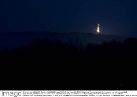 IMAGO Nature: Unsere Erde, Umweltverträgliche Herausforderungen des 21. Jahrhunderts, Fracking Aug. 20, 2012 - Montrose, Pennsylvania, U.S - A natural gas well being drilled near Dimock, Pennsylvania. The rural community of Dimock is an epicenter of natural gas drilling in the Marcellus Shale region in northern Pennsylvania, with a large concentration of wells. It is also a locus of controversy as many residents saw their well water contaminated after Cabot Oil and Gas began hydraulic fracturing (also known as fracking) in Dimock. Some residents filed a lawsuit against Cabot which was recently settled, and in August the EPA finished testing wells in the area and found the water to be safe.  - ZUMAm11