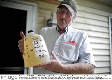 IMAGO Nature: Unsere Erde, Umweltverträgliche Herausforderungen des 21. Jahrhunderts, Fracking Aug. 20, 2012 - Dimock, Pa, Pennsylvania, U.S - Dimock, Pennsylvania resident RAY KEMBLE holds a jug of contaminated water from his drinking well, which he says became contaminated after hydraulic fracturing (also known as fracking) began nearby. The rural community of Dimock is an epicenter of natural gas drilling in the Marcellus Shale region in northern Pennsylvania, with a large concentration of wells. It is also a locus of controversy as many residents saw their well water contaminated after Cabot Oil and Gas began fracking in Dimock. Some residents filed a lawsuit against Cabot which was recently settled, and in August the EPA finished testing wells in the area and found the water to be safe.  - ZUMAm11