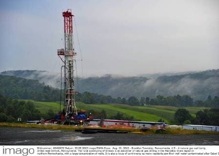 IMAGO Nature: Unsere Erde, Umweltverträgliche Herausforderungen des 21. Jahrhunderts, Fracking Aug. 20, 2012 - Brooklyn Township, Pennsylvania, U.S - A natural gas well being drilled near Dimock, Pennsylvania. The rural community of Dimock is an epicenter of natural gas drilling in the Marcellus Shale region in northern Pennsylvania, with a large concentration of wells. It is also a locus of controversy as many residents saw their well water contaminated after Cabot Oil and Gas began hydraulic fracturing (also known as fracking) in Dimock. Some residents filed a lawsuit against Cabot which was recently settled, and in August the EPA finished testing wells in the area and found the water to be safe.  - ZUMAm11