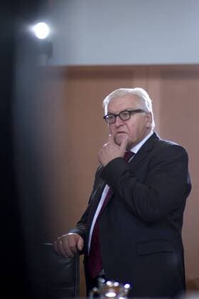 Steinmeier, Kabinettssitzung DEU, Deutschland, Germany, Berlin, 13.01.2016 Frank-Walter Steinmeier, Bundesaussenminister SPD, vor der Kabinettssitzung im Berliner Kanzleramt. Frank-Walter Steinmeier, German Foreign minister SPD, during a cabinet meeting at the chancellor office in Berlin