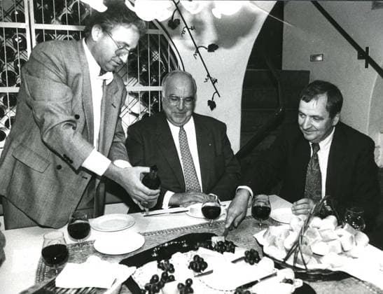 Helmut Kohl (Mitte) und Klaus Töpfer (rechts) zu Gast bei Pfarrer Heydt in der Ludwigskirche in Saarbrücken, fotografiert im September 1994.