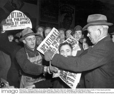 IMAGO History, Zweiter Weltkrieg: 1939 - 1945 New York, New York: December 7, 1941 Shocked and angry crowds in Times Square grab New York Enquirer newspapers bearing the headlines of Japan s attack on the U.S. held Phillipines and Pearl Harbor in Hawii. xUnderwoodxArchives 2-Jour-NS_17