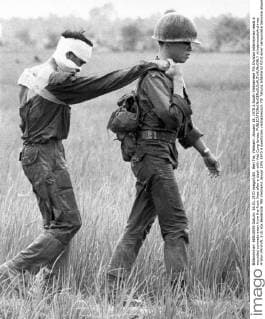 IMAGO History, Vietnamkrieg: 1955-1975 Ben Tre, Vietnam: January 18, 1970 A South Vietnamese 7th Division infantryman leads a wounded comrade away from the front lines after a clash with Viet Cong forces. xUnderwoodxArchives 4-War-VN-SVN_3