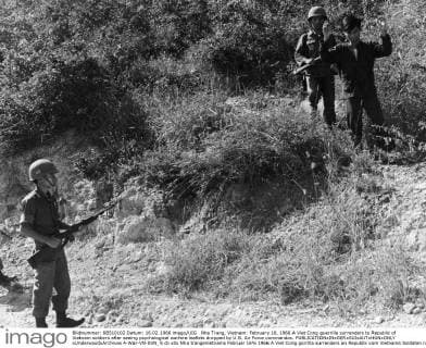 IMAGO History, Vietnamkrieg: 1955-1975 Nha Trang, Vietnam: February 16, 1966 A Viet Cong guerrilla surrenders to Republic of Vietnam soldiers after seeing psychological warfare leaflets dropped by U.S. Air Force commandos. xUnderwoodxArchives 4-War-VN-SVN_5