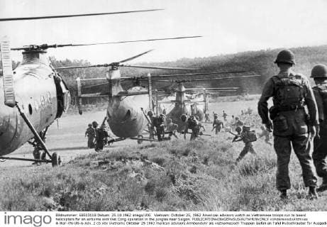 IMAGO History, Vietnamkrieg: 1955-1975 Vietnam: October 25, 1962 American advisors watch as Vietnamese troops run to board helicopters for an airborne anti Viet Cong operation in the jungles near Saigon. xUnderwoodxArchives 4-War-VN-US-A-Adv_2