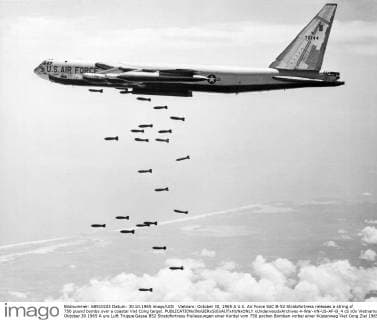 IMAGO History, Vietnamkrieg: 1955-1975 Vietnam: October 30, 1965 A U.S. Air Force SAC B-52 Stratofortress releases a string of 750 pound bombs over a coastal Viet Cong target. xUnderwoodxArchives 4-War-VN-US-AF-B_4