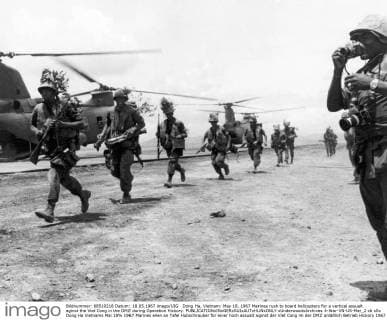 IMAGO History, Vietnamkrieg: 1955-1975 Dong Ha, Vietnam: May 18, 1967 Marines rush to board helicopters for a vertical assualt aginst the Viet Cong in the DMZ during Operation Hickory. xUnderwoodxArchives 4-War-VN-US-Mar_2