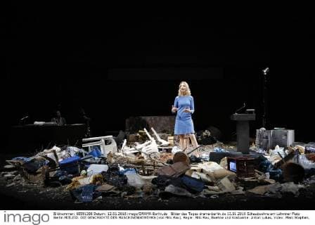 Bilder des Tages drama-berlin.de 12.01.2016 Schaubuehne am Lehniner Platz Berlin MITLEID. DIE GESCHICHTE DES MASCHINENGEWEHRS (von Milo Rau), Regie: Milo Rau, Buehne und Kostueme: Anton Lukas, Video: Marc Stephan, Premiere am 16.01.2016. Szene mit Ursina Lardi und Consolate Siperius (hinten l.). Schaubuehne am Lehniner Platz Berlin COMPASSION. THE HISTORY OF THE MACHINE GUN by Milo Rau, directed by Milo Rau, stage and costumes design Anton Lukas, video screens Marc Stephan, opening January 16, 2016. Scene with Ursina Lardi and Consolate Siperius (in the back, L). Barbara Braun drama-berlin.de