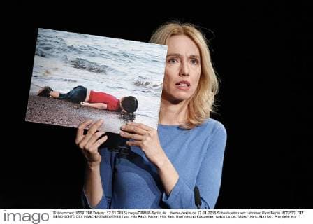 drama-berlin.de 12.01.2016 Schaubuehne am Lehniner Platz Berlin MITLEID. DIE GESCHICHTE DES MASCHINENGEWEHRS (von Milo Rau), Regie: Milo Rau, Buehne und Kostueme: Anton Lukas, Video: Marc Stephan, Premiere am 16.01.2016. Szene mit Ursina Lardi. Schaubuehne am Lehniner Platz Berlin COMPASSION. THE HISTORY OF THE MACHINE GUN by Milo Rau, directed by Milo Rau, stage and costumes design Anton Lukas, video screens Marc Stephan, opening January 16, 2016. Scene with Ursina Lardi. Barbara Braun drama-berlin.de