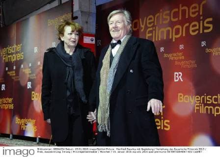 Manfred Zapatka mit Begleitung Verleihung des Bayerische Filmpreis 2015 Preis, Auszeichnung, Ehrung Prinzregententheater München 15. Januar 2016