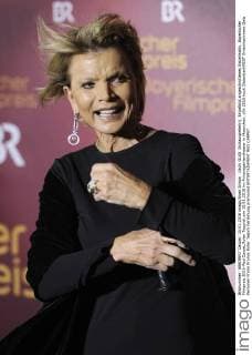 Uschi GLAS (Schauspielerin), Einzelbild,angeschnittenes Einzelmotiv, Bayerischer Filmpreis 2016-Red Carpet,Roter Teppich,am 15.01.2016 im Prinzregententheater in Muenchen.