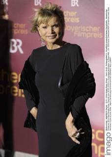 Uschi GLAS (Schauspielerin), Einzelbild,angeschnittenes Einzelmotiv, Bayerischer Filmpreis 2016-Red Carpet,Roter Teppich,am 15.01.2016 im Prinzregententheater in Muenchen.