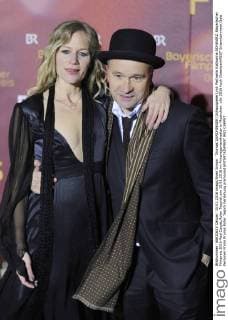 Thomas DARCHINGER (Schauspieler),mit Partnerin Katharina SCHWARZ. Bayerischer Filmpreis 2016-Red Carpet,Roter Teppich,am 15.01.2016 im Prinzregententheater in Muenchen.