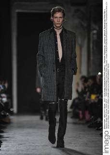 Mailänder Modewoche: Costume National Modenschau Milan Men s Fashion Week Fall Winter 2016 2017. . COSTUME NATIONAL Fashion Show. Pictured: model  RiccardoxGiordano