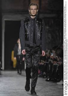 Mailänder Modewoche: Costume National Modenschau Milan Men s Fashion Week Fall Winter 2016 2017. . COSTUME NATIONAL Fashion Show. Pictured: model  RiccardoxGiordano