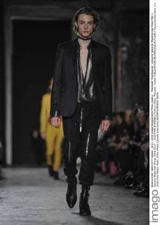 Mailänder Modewoche: Costume National Modenschau Milan Men s Fashion Week Fall Winter 2016 2017. . COSTUME NATIONAL Fashion Show. Pictured: model  RiccardoxGiordano