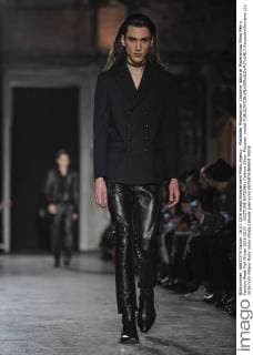 Mailänder Modewoche: Costume National Modenschau Milan Men s Fashion Week Fall Winter 2016 2017. . COSTUME NATIONAL Fashion Show. Pictured: model  RiccardoxGiordano