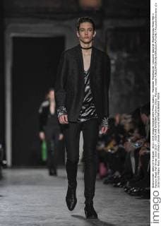 Mailänder Modewoche: Costume National Modenschau Milan Men s Fashion Week Fall Winter 2016 2017. . COSTUME NATIONAL Fashion Show. Pictured: model  RiccardoxGiordano