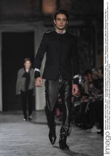 Mailänder Modewoche: Costume National Modenschau Milan Men s Fashion Week Fall Winter 2016 2017. . COSTUME NATIONAL Fashion Show. Pictured: model  RiccardoxGiordano