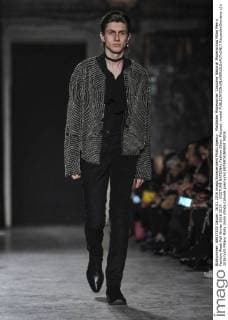 Mailänder Modewoche: Costume National Modenschau Milan Men s Fashion Week Fall Winter 2016 2017. . COSTUME NATIONAL Fashion Show. Pictured: model  RiccardoxGiordano