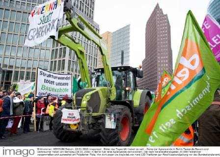 Bilder des Tages Wir haben es satt - Demo zur Agrarwende in Berlin Tausende Bauern und Verbraucher haben am Samstag (16.01.2016) in Berlin fuer eine Agrarwende demonstriert. Die nach Veranstalterangaben 23.000 Teilnehmer versammelten sich zunaechst am Potsdamer Platz. Von dort zogen sie begleitet von rund 130 Traktoren zur Abschlusskundgebung vor das Bundeskanzleramt. Zu den Forderungen gehoerten die Einfuehrung einer Herkunftskennzeichnung fuer Fleisch- und Milchprodukte und ein Verbot des Einsatzes von Gentechnik in der Landwirtschaft. Zudem richtete sich der Protest gegen die Agrarindustrie und die geplanten Freihandelsabkommen TTIP und CETA. (Siehe epd-Bericht vom 16.01.2016) Grossdemonstration fuer Agrarwende in Berlin Copyright: epd-bild RolfxZoellner EDITORIAL USE ONLY