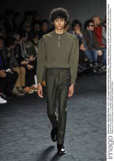 Mailänder Modewoche: Jil Sander Modenschau Milan Men s Fashion Week Herbst Winter 2016 2017 . Jil Sander FashionShow. Pictured:Model  RiccardoxGiordano