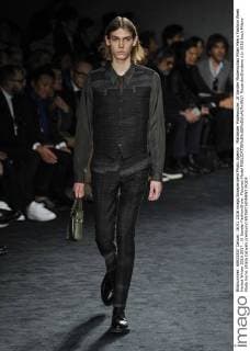 Mailänder Modewoche: Jil Sander Modenschau Milan Men s Fashion Week Herbst Winter 2016 2017 . Jil Sander FashionShow. Pictured:Model  RiccardoxGiordano
