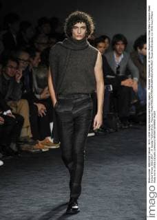 Mailänder Modewoche: Jil Sander Modenschau Milan Men s Fashion Week Herbst Winter 2016 2017 . Jil Sander FashionShow. Pictured:Model  RiccardoxGiordano