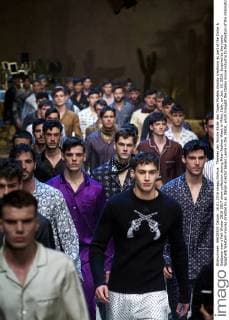 Themen der Woche Bilder des Tages Models display creations as part of the Dolce & Gabbana men s Fall-Winter 2016-2017 show collection during Milan Fashion Week in Milan, Italy, on Jan. 16, 2016. Inspired by the iconic Spaghetti Western movies directed by an Italian director Sergio Leone in the 1960s, which brought the Italian movie industry to the attention of the international crowds, the collection shows a contrast between the past (via the embroideries and embellishments of the Wild West) and the present (the shapes, cut, and fit). ) ITALY-MILAN-D&G-FASHION WEEK JinxYu 