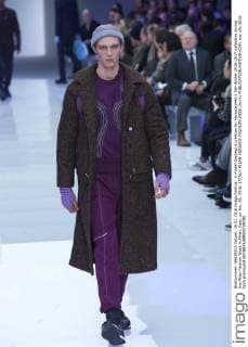 A model displays a creation for Versace men s Fall-Winter 2016-2017 collection during the Milan Fashion Week in Milan, Italy, on Jan. 16, 2016. ) ITALY-MILAN-VERSACE-FASHION WEEK JinxYu 