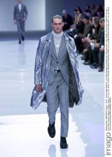 A model displays a creation for Versace men s Fall-Winter 2016-2017 collection during the Milan Fashion Week in Milan, Italy, on Jan. 16, 2016. ) ITALY-MILAN-VERSACE-FASHION WEEK JinxYu 