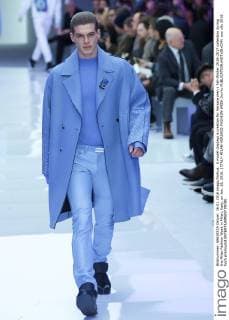 A model displays a creation for Versace men s Fall-Winter 2016-2017 collection during the Milan Fashion Week in Milan, Italy, on Jan. 16, 2016. ) ITALY-MILAN-VERSACE-FASHION WEEK JinxYu 