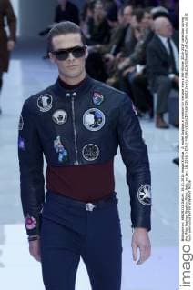 A model displays a creation for Versace men s Fall-Winter 2016-2017 collection during the Milan Fashion Week in Milan, Italy, on Jan. 16, 2016. ) ITALY-MILAN-VERSACE-FASHION WEEK JinxYu 