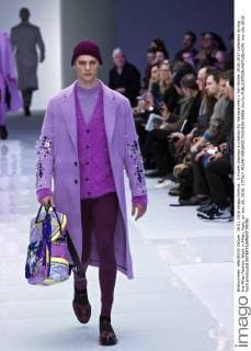 A model displays a creation for Versace men s Fall-Winter 2016-2017 collection during the Milan Fashion Week in Milan, Italy, on Jan. 16, 2016. ) ITALY-MILAN-VERSACE-FASHION WEEK JinxYu 