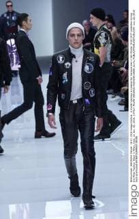 A model displays a creation for Versace men s Fall-Winter 2016-2017 collection during the Milan Fashion Week in Milan, Italy, on Jan. 16, 2016. ) ITALY-MILAN-VERSACE-FASHION WEEK JinxYu 