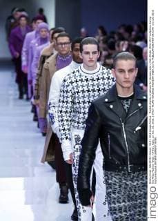 Models display creations for Versace men s Fall-Winter 2016-2017 collection during the Milan Fashion Week in Milan, Italy, on Jan. 16, 2016. ) ITALY-MILAN-VERSACE-FASHION WEEK JinxYu 