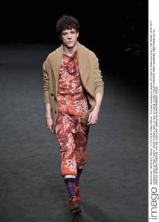A model displays a creation of Vivienne Westwood men s Fall-Winter 2016-2017 collection during Milan Fashion Week in Milan, Italy, on Jan. 17, 2016. ) ITALY-MILAN-FASHION WEEK-VIVIENNE WESTWOOD JinxYu 