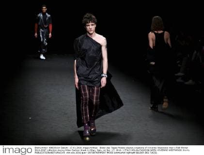 Bilder des Tages Models display creations of Vivienne Westwood men s Fall-Winter 2016-2017 collection during Milan Fashion Week in Milan, Italy, on Jan. 17, 2016. ) ITALY-MILAN-FASHION WEEK-VIVIENNE WESTWOOD JinxYu 